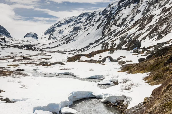Weg naar de hoogste alpenpas in Noorwegen. — Stockfoto