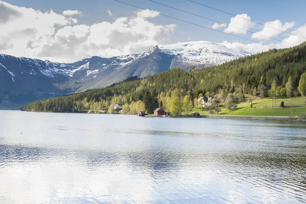 Uitzicht op Hornindalsvatnet - Noorwegen. — Stockfoto
