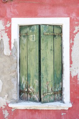 Eski pencere - Burano, İtalya.