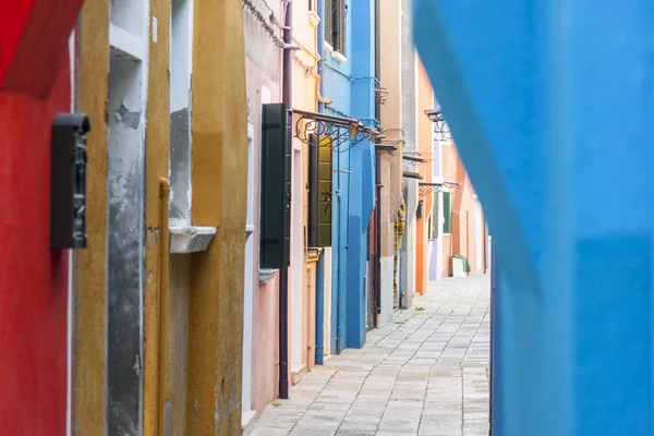 Kleurrijke huizen op burano — Stockfoto