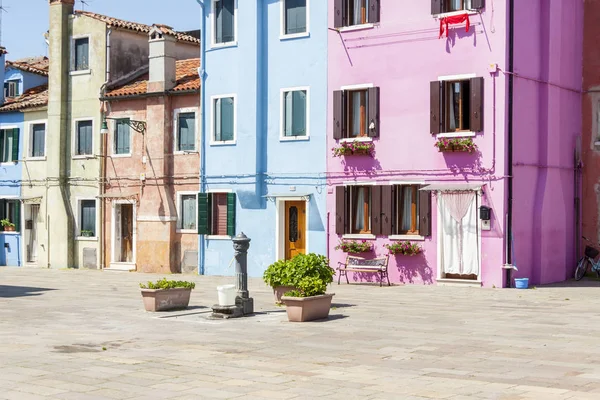 Kleurrijke huizen op burano — Stockfoto