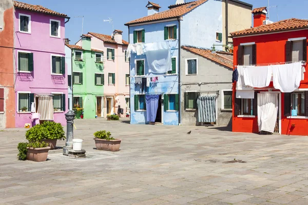 Kleurrijke huizen op burano — Stockfoto