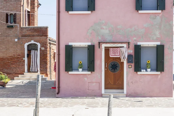 色彩缤纷的房子，对布拉诺 — 图库照片