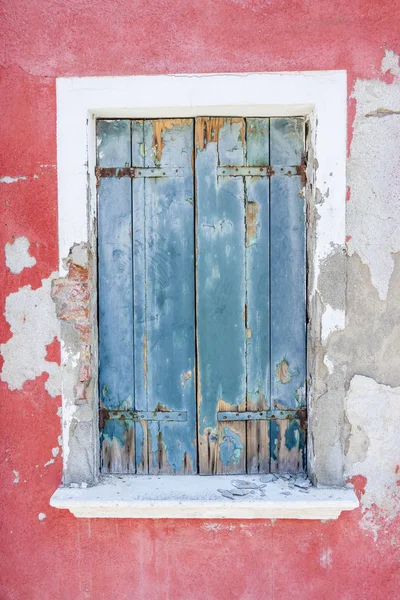 Staré okno - Burano, Itálie. — Stock fotografie