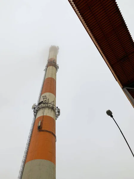 Vista sobre chimenea industrial desde abajo — Foto de Stock