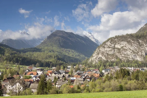 Vista de Dovje na aldeia de Mojstrana - Eslovénia . Imagem De Stock