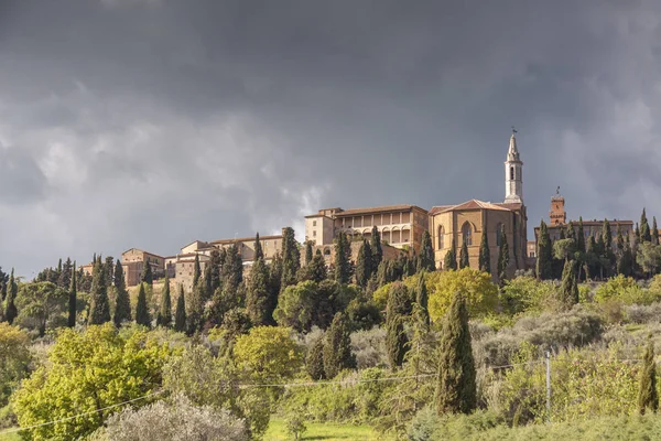 Toscana landskab nær Pienza landsby . - Stock-foto