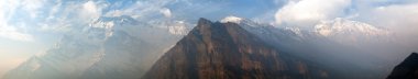 Sabah panoramik Annapurna aralığı