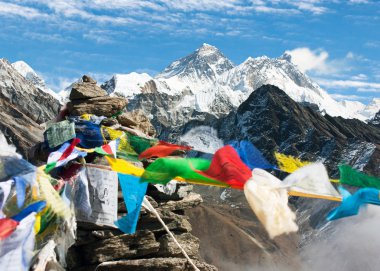 Budist dua bayrakları ile Everest, Lhotse ve Makalu