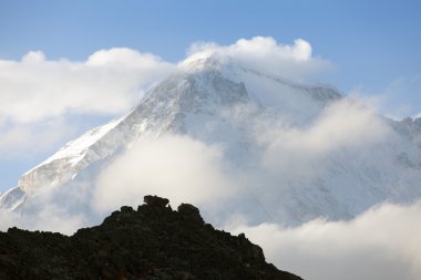 bulutların ortasında mount cho oyu görünümü