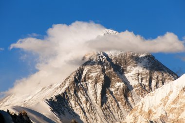 güzel bulutlar ile Everest Dağı