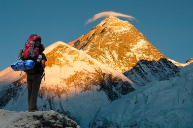 Akşam görünümü turist ve Everest Dağı