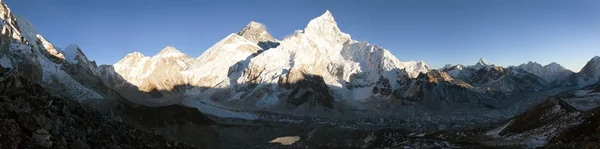 Kvällen panoramautsikt över Mount Everest från Kala Patthar — Stockfoto