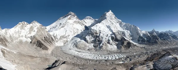 มุมมองที่สวยงามของภูเขา Everest, Lhotse และ nuptse — ภาพถ่ายสต็อก