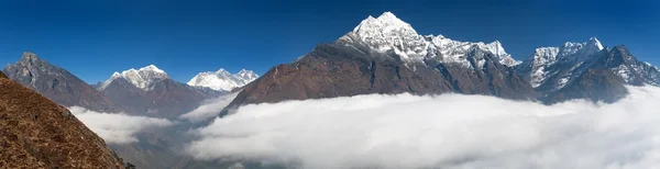 Uitzicht op Mount Kangtega, Thamserku Everest en Lhotse — Stockfoto