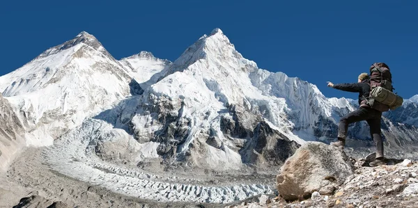 Vista panorâmica do Monte Everest com turista — Fotografia de Stock