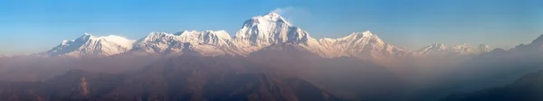 Aamulla panoraamanäkymät Dhaulagiri vuorelle — kuvapankkivalokuva