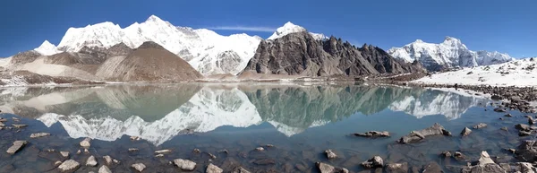 Mount Cho Oyu mirroring in lake - Cho Oyu base camp — Stock Photo, Image