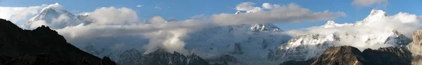 Avond panoramisch uitzicht op de berg Cho Oyu — Stockfoto