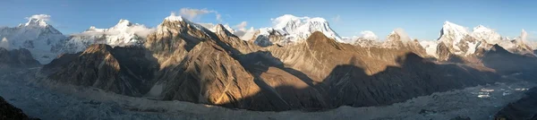 Evening panoramic view of mount Everest — Stock Photo, Image