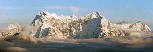 Evening panoramic view of mounts Kangtega and Thamserku — Stock Photo, Image