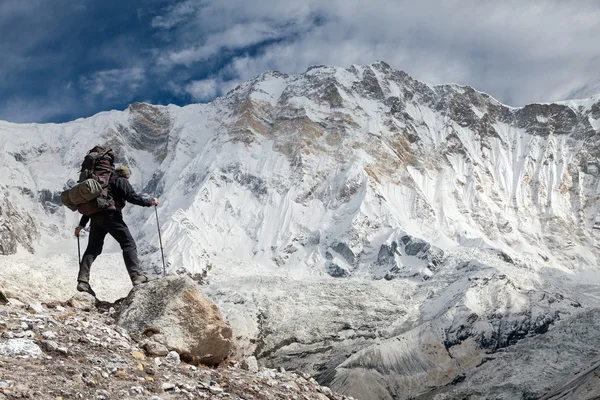 Turist ile Annapurna Dağı görünümü, Nepal — Stok fotoğraf