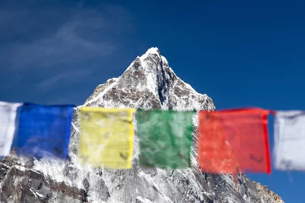 Filas de banderas de oración y monte Arakam Tse — Foto de Stock