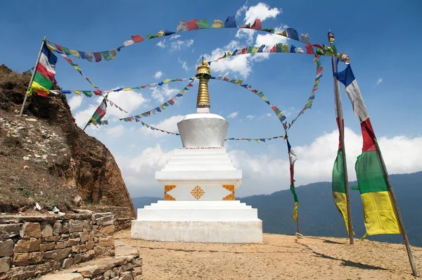 Stupa con banderas de oración - manera de montar el campamento base del Everest — Foto de Stock