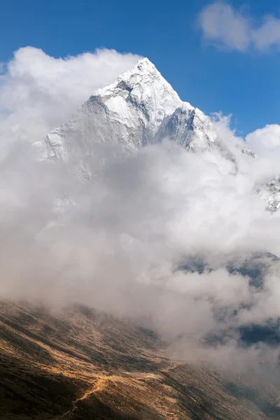 Mount Ama Dablam binnen wolken — Stockfoto