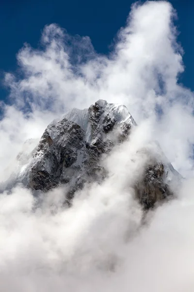 Mount Arakam Tse and clouds near Cho La Pass — Stock Photo, Image