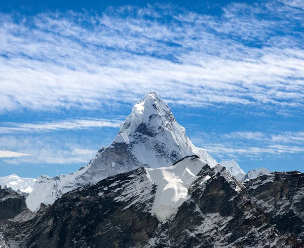 View of mount Ama Dablam on the way to Everest Base Camp — Stock Photo, Image