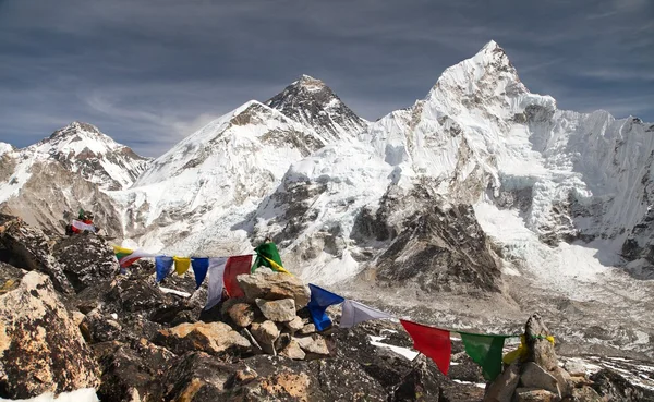 Mount Everest z buddyjskim modlitwy flagi — Zdjęcie stockowe