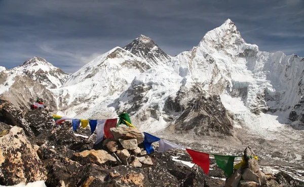 Monte Everest con banderas de oración budistas —  Fotos de Stock