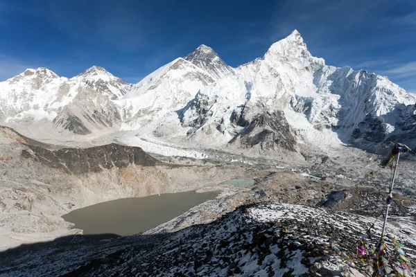 Vista panorámica del Monte Everest con hermoso cielo — Foto de Stock