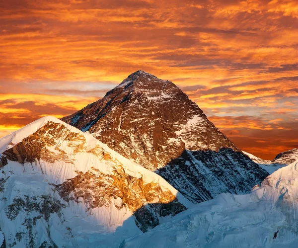 Večerní pohled na Mount Everest z Kala Patthar barevné — Stock fotografie