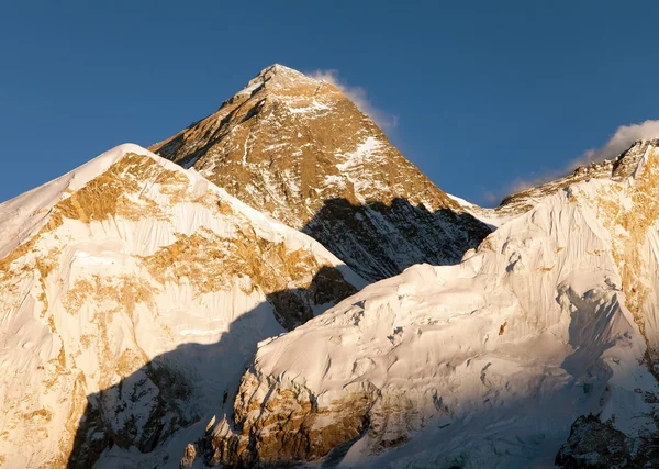 Kvällen panoramautsikt över mount everest — Stockfoto