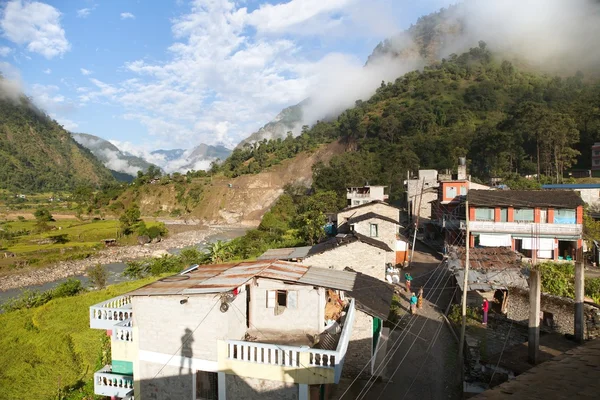 Bellissimo villaggio nel Nepal occidentale con Dhaulagiri Himal — Foto Stock