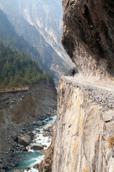 Man on the way, rock road in round Annapurna circuit — Stock Photo, Image