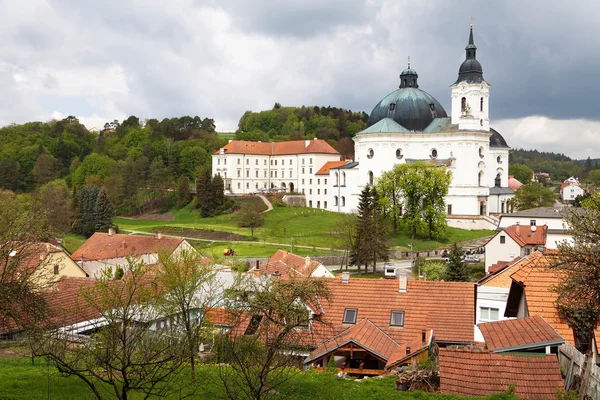 Chiesa di pellegrinaggio e monastero nel villaggio di Krtiny — Foto Stock