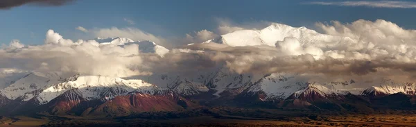 Vue panoramique du soir sur le pic Lénine depuis la gamme Alay — Photo