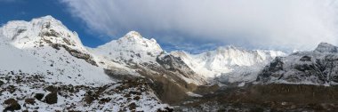 Sabah panoramik Annapurna dağına aralığından