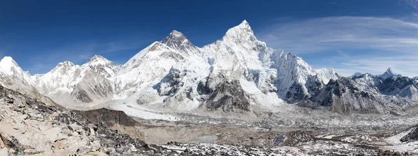 güzel gökyüzü Everest dağının panoramik