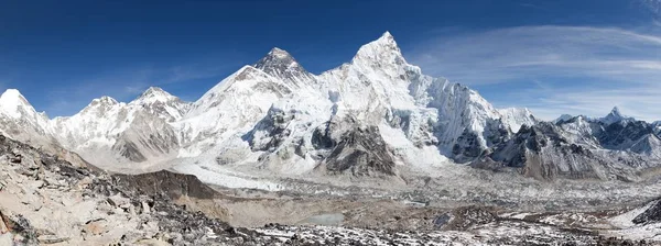 Panoramatický pohled na mount Everestu s krásná obloha — Stock fotografie