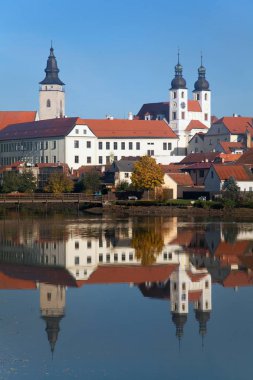 Telc veya Teltsch şehir gölde yansıtma sabah görünümü