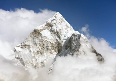 Mount Ama Dablam bulutlar içinde