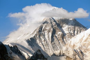 güzel bulutlar ile Everest Dağı