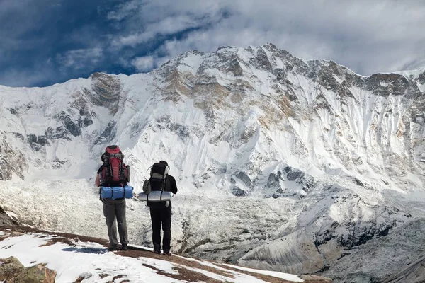 Vista do Monte Annapurna com dois alpinistas — Fotografia de Stock