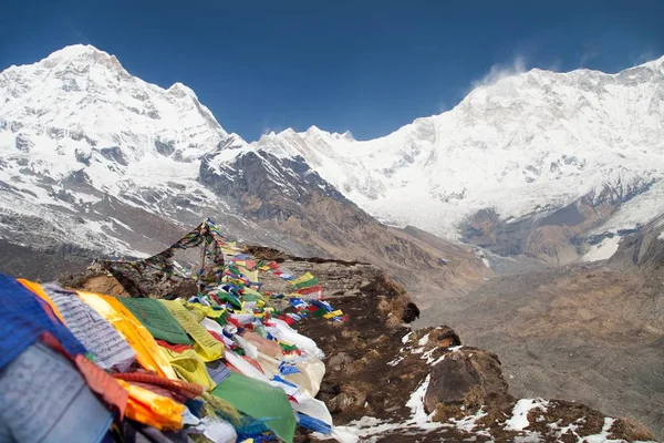 Banderas budistas de oración y monte Annapurna — Foto de Stock