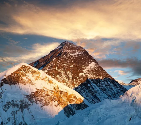 'S avonds gekleurde weergave van de Mount Everest van Kala Patthar — Stockfoto