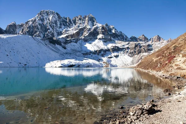 Dudh pokhari Gokyo lago e Phari Lapche picco — Foto Stock